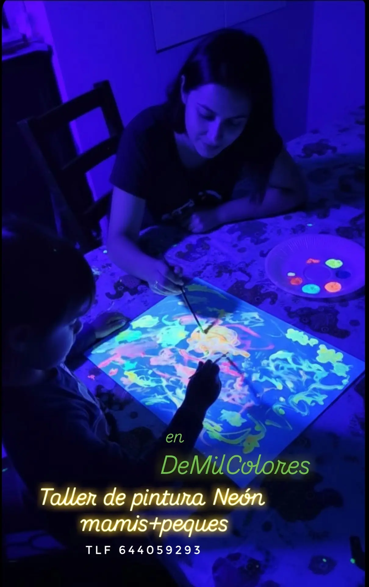 Niños pintando obras fluorescentes en el taller neón