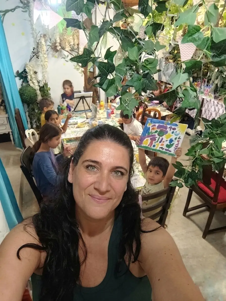 Irene Collantes en su taller de pintura DeMilColores